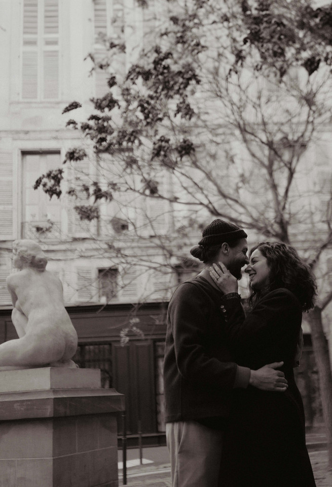 Couple vivant un moment authentique pendant une séance lifestyle
