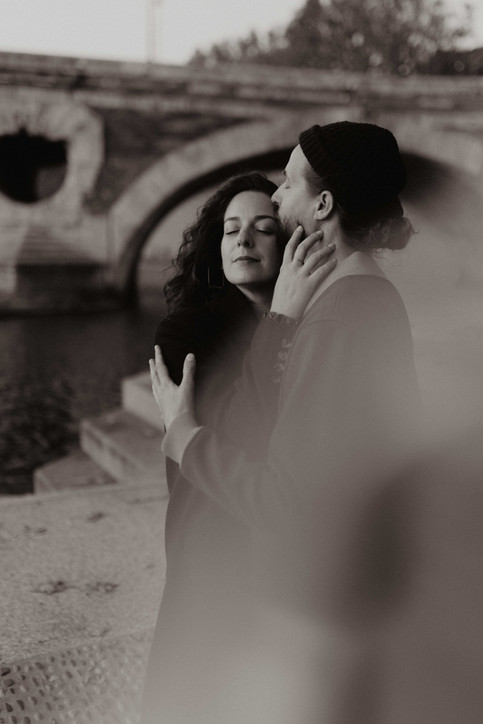 Lumière dorée sur un couple dans le centre historique de Toulouse