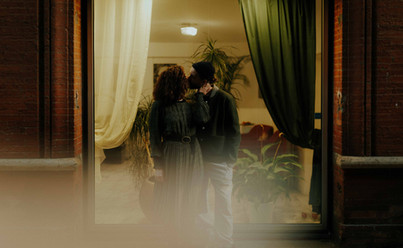 Instant tendre capturé pendant une séance couple lifestyle