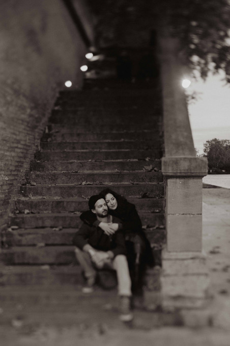 Lumière dorée sur un couple dans le centre historique de Toulouse