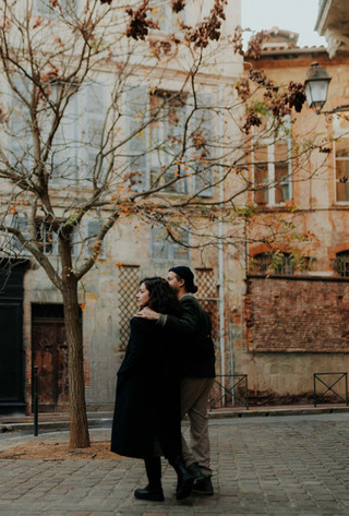 Couple vivant un moment authentique pendant une séance lifestyle