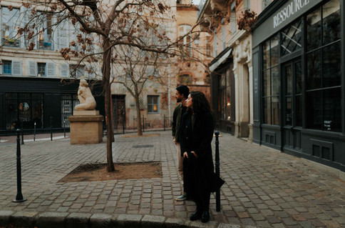 Séance photo couple naturelle dans le centre de Toulouse