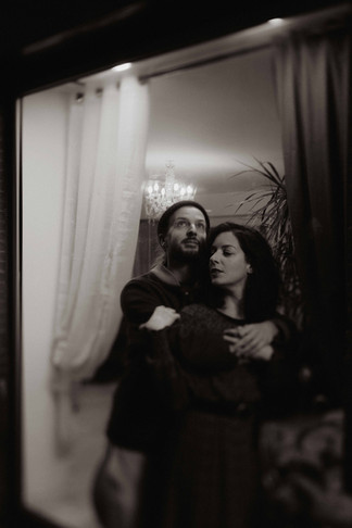 Instant tendre capturé pendant une séance couple lifestyle