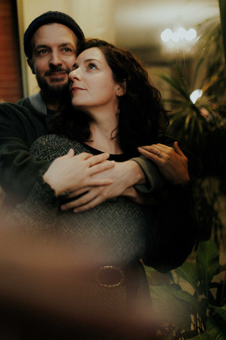Instant tendre capturé pendant une séance couple lifestyle