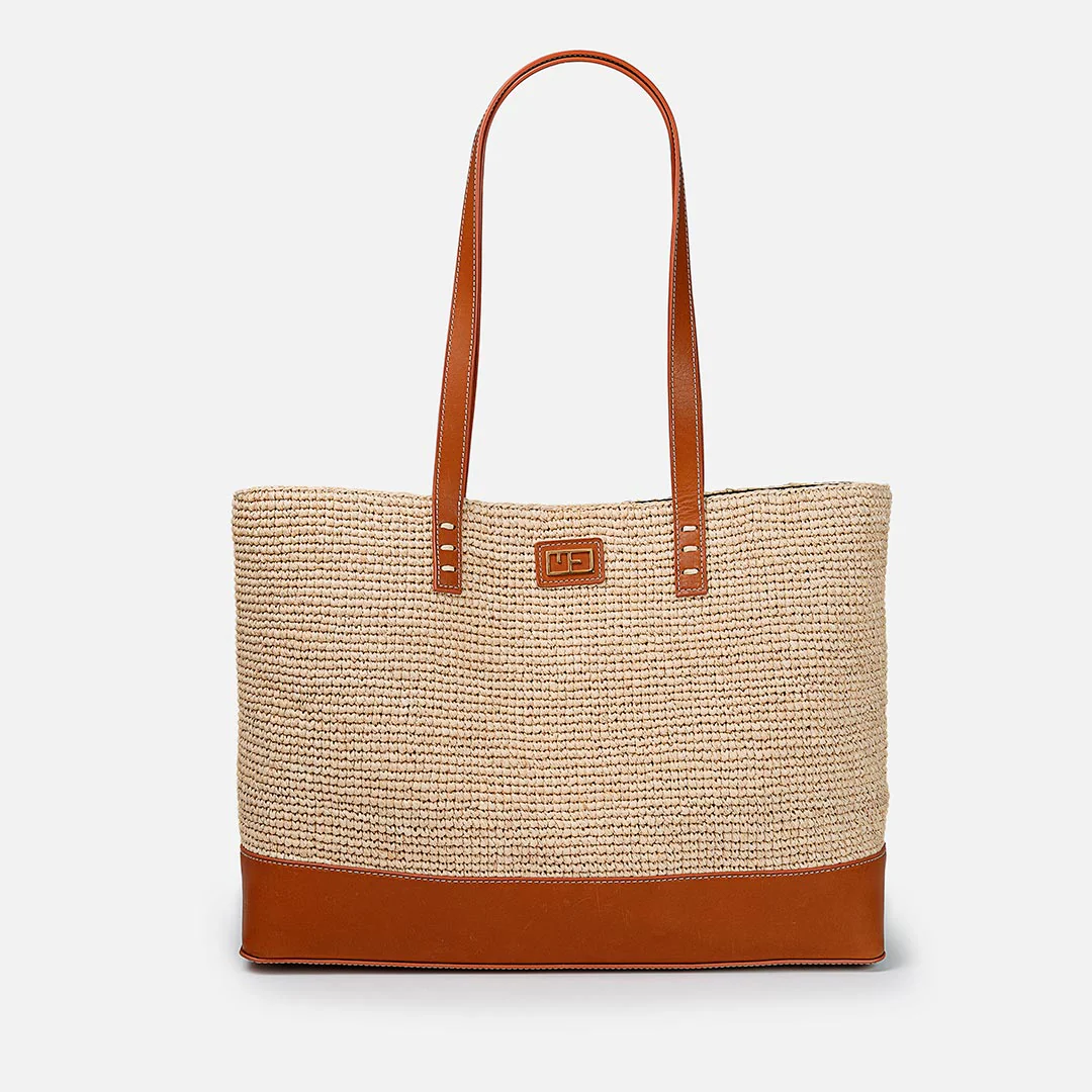 Sac en raphia et cuir tendance été 2025