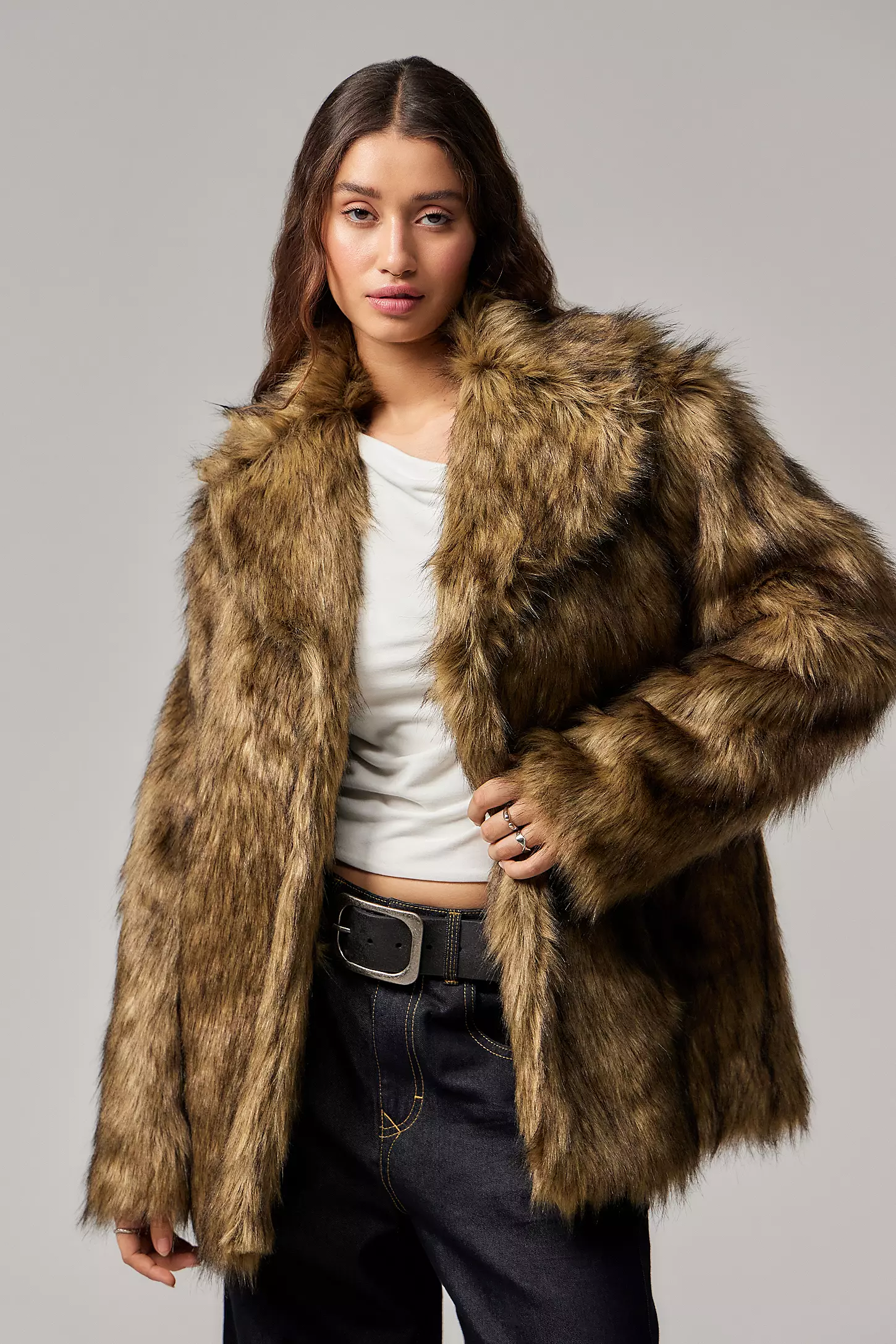 veste fausse fourrure tendance 2025 URBAN OUTFITERS
