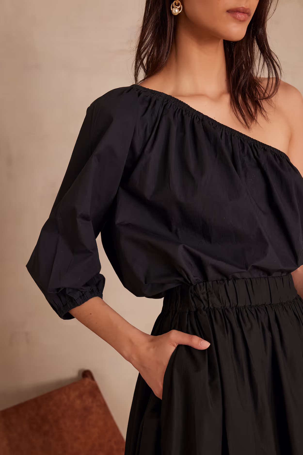 Top asymétrique noir tendance été 2025