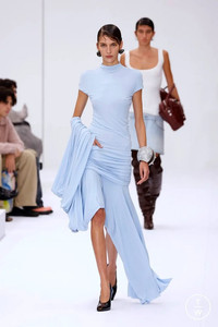 look bleu ciel tendance printemps été 2025