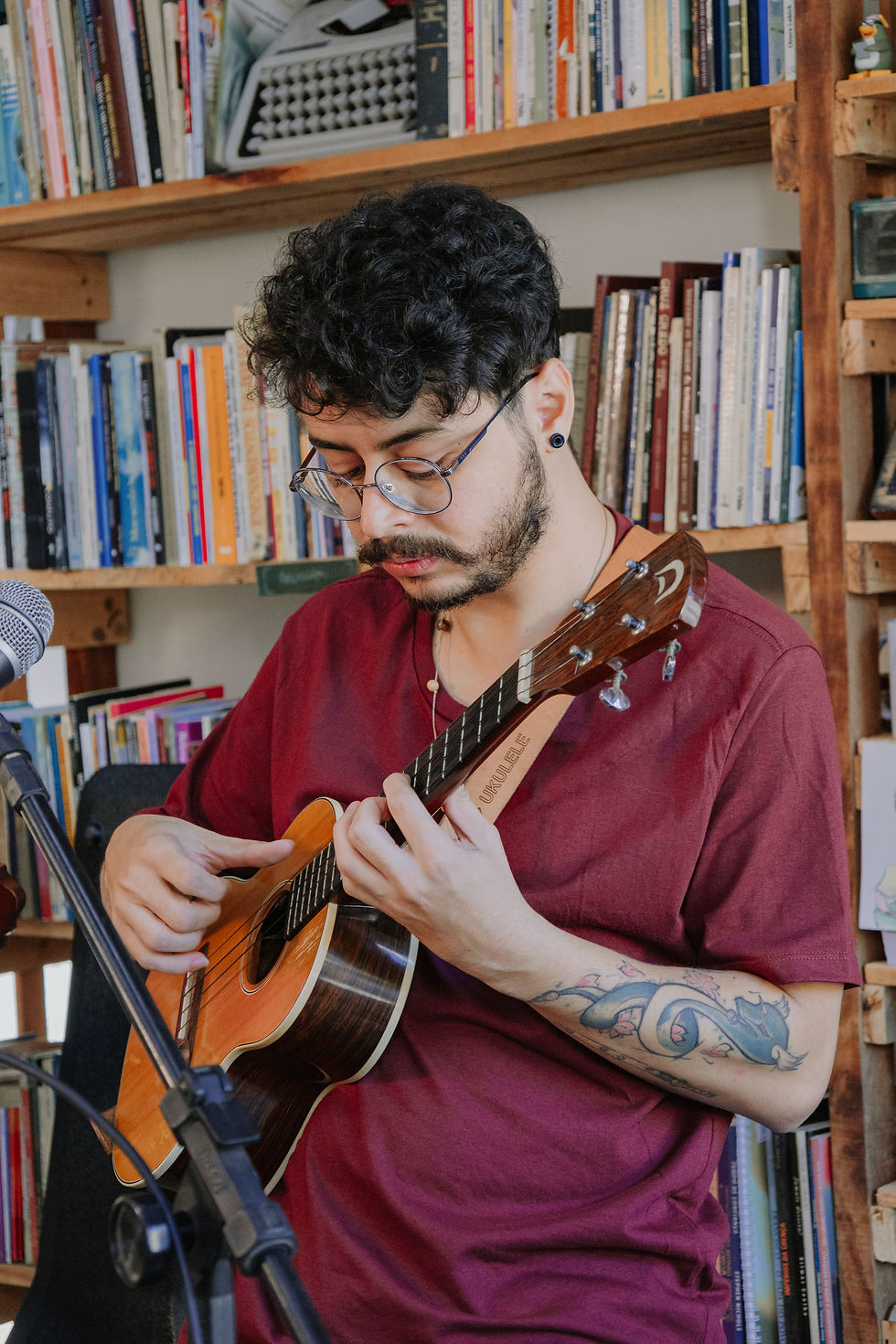 Thiago Luiz tocando ukulele em estúdio