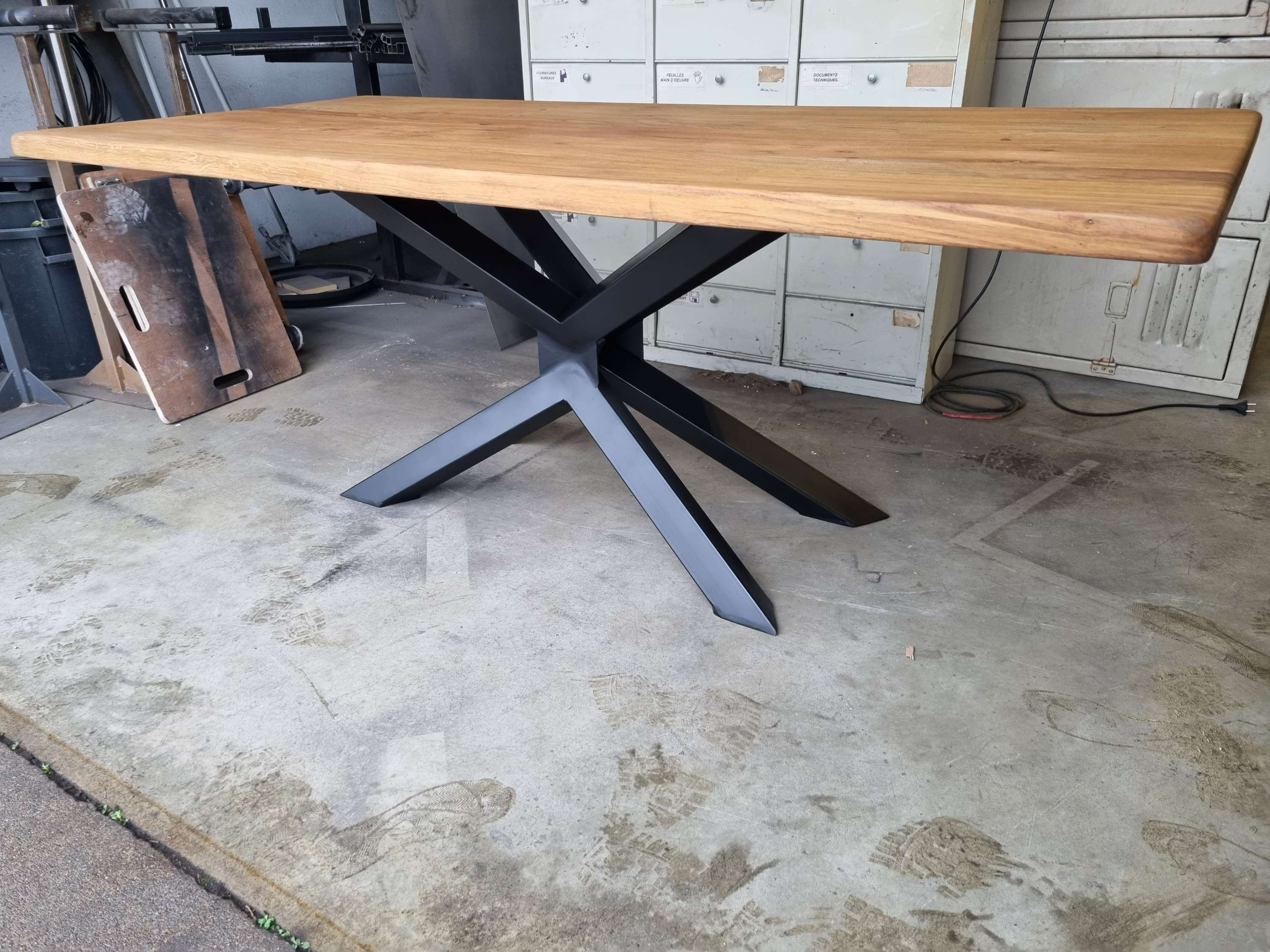 Table à manger piètement papillon 