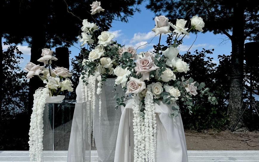 Explore enchanting wedding florals, vibrant fresh flower arrangements, and stunning bouquets at the best florist in Bracebridge. Elevate your special day with our exquisite floral designs and experience the epitome of floral artistry.