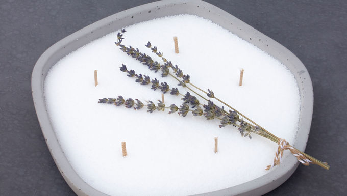 פתיתי שלג בקערת בטון