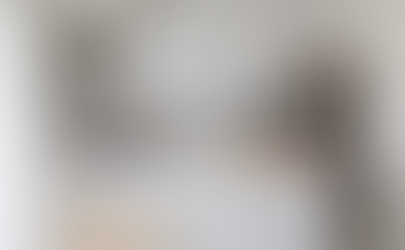 Cozinha pequena com ilha.