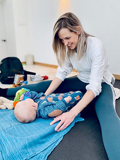 Lachende vrouw bij Mama & Baby Yoga Maastricht