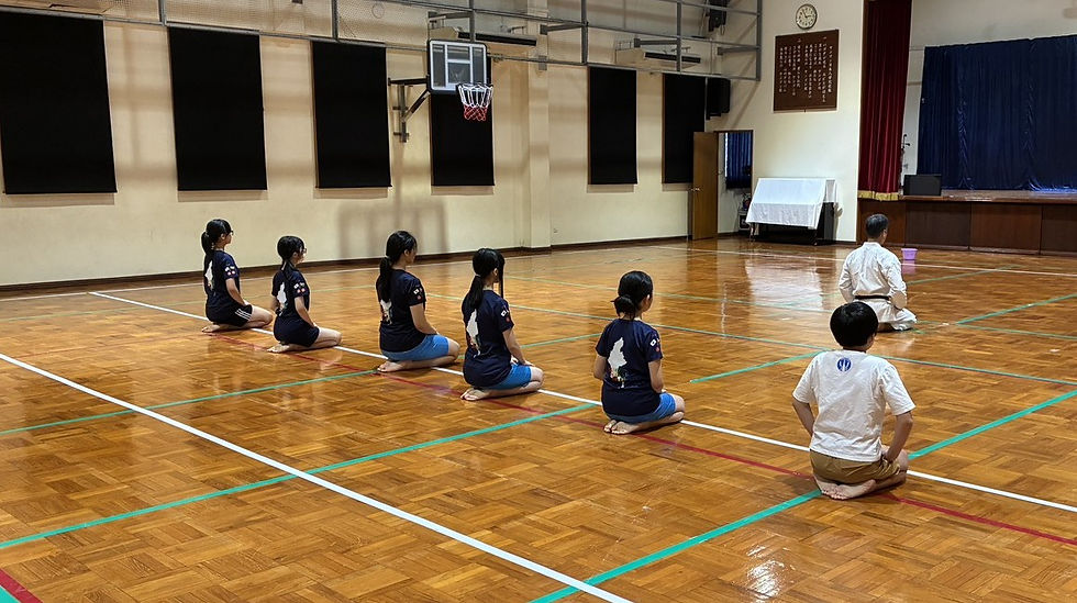 礼儀と技を学ぶ!中学部の空手授業