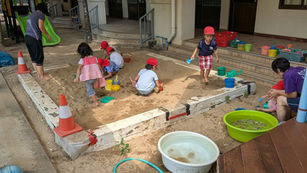 幼稚部　砂場で砂遊び