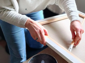 Original abstraktes Kunstwerk auf Leinwand entsteht, Entstehungsprozess von Kunst in mehreren Phasen, Malerei Mischtechnik entsteht mit Achtsamkeit