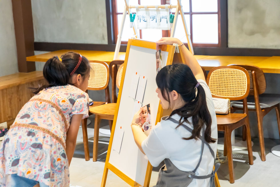 寶寶抓周攝影，小孩看著白板