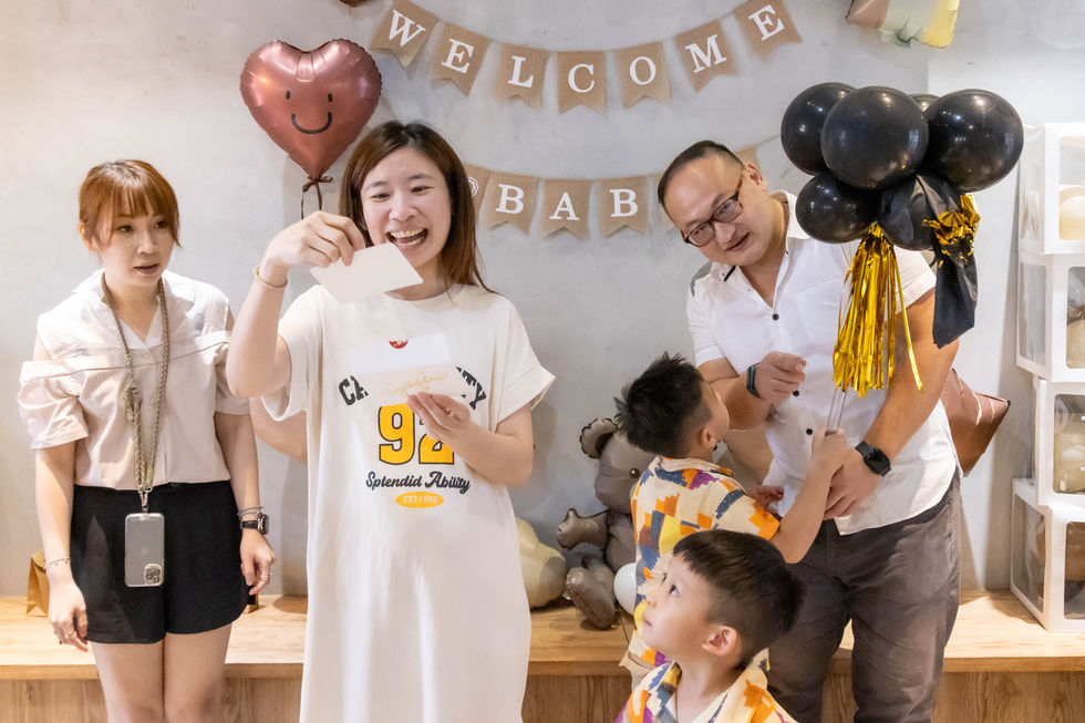 性別派對攝影，媽媽看著紙條笑