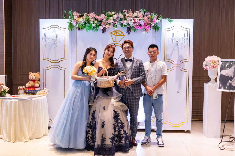 梁林府喜宴，新郎新娘與賓客在送客背板前合照，婚禮攝影 