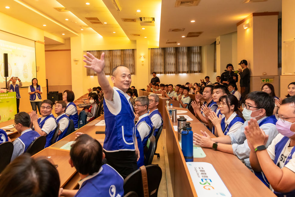 中華電信AI樹木碳匯量測 啟動台中雲林校園永續共學記者會，長官起身揮手，記者會攝影