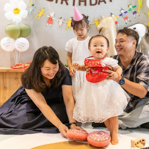 寶寶抓周攝影，寶寶腳踩紅龜