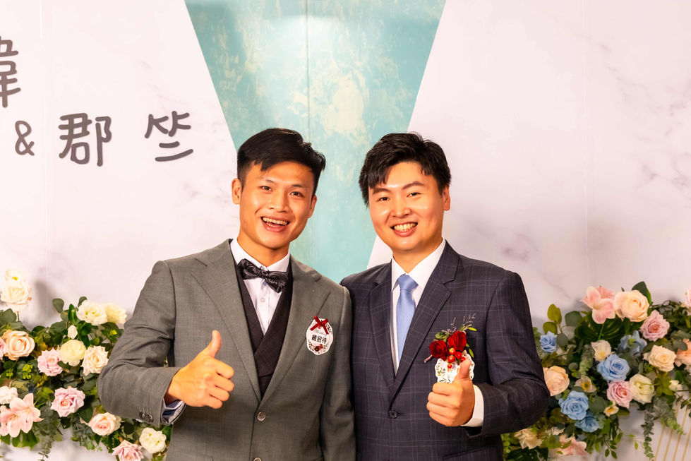 宗瑋郡竺的婚禮，新郎與伴郎在送客背板前合照，婚禮攝影