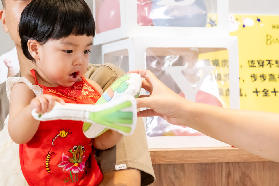 寶寶抓周攝影，寶寶手上拿布偶