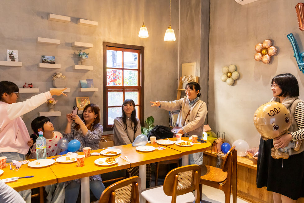 性別派對攝影，很多人在交談