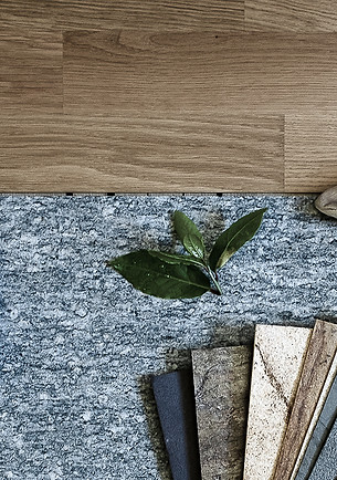 Materiali per upcycling e rinnovamento nella CreativWerkstatt a Bressanone, Alto Adige: impiallacciature in pietra, lastre di pietra, colori e linoleum per soluzioni creative e sostenibili.