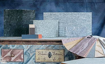 Materialien für Upcycling in der KreativWerkstatt in Brixen, Südtirol: Steinfurniere, Steinplatten, Farbmuster, Linoleum – kreative und nachhaltige Raumgestaltung.