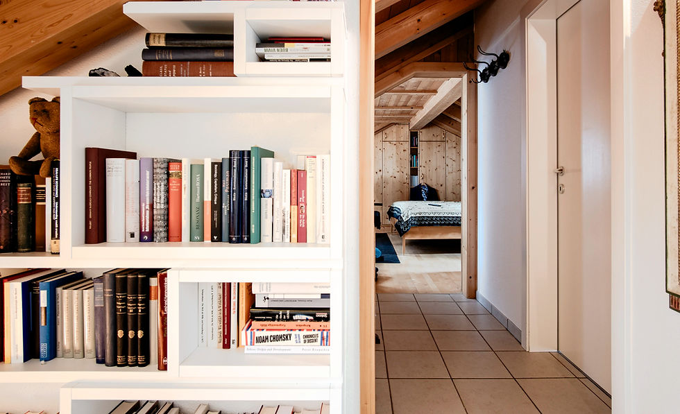 Individuelles Modulux Bücherregal maßgefertigt für den Treppenaufgang.