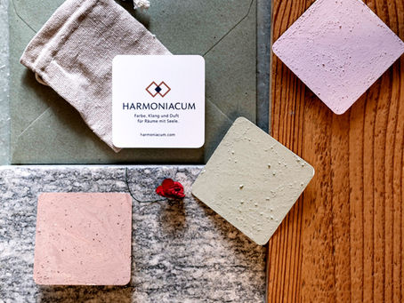 Drei Farbkärtchen aufeinander abgestimmt – Farbe, Klang und Duft im Harmoniacum Ritual.