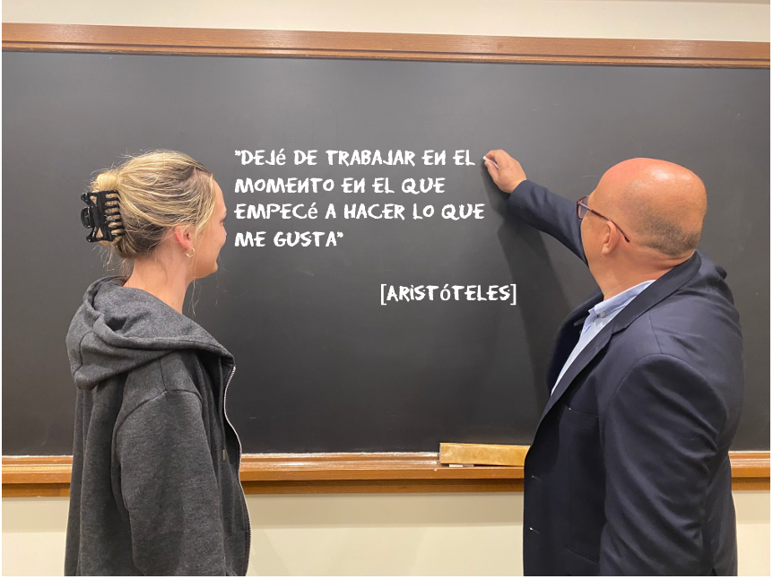 El Coach Master trabaja directamente con la estudiante, brindándole orientación personalizada y apoyo para explorar sus intereses y habilidades, ayudándola a tomar decisiones informadas sobre su futuro profesional.