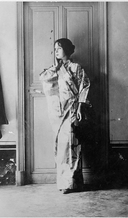eva gouel kimono MD RMN 03 22 88-001135.jpg