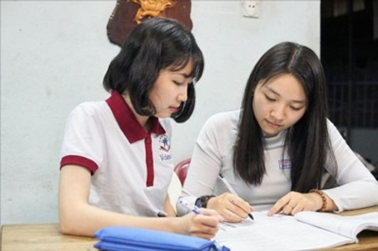 gia sư đang dạy cho bé tại nhà