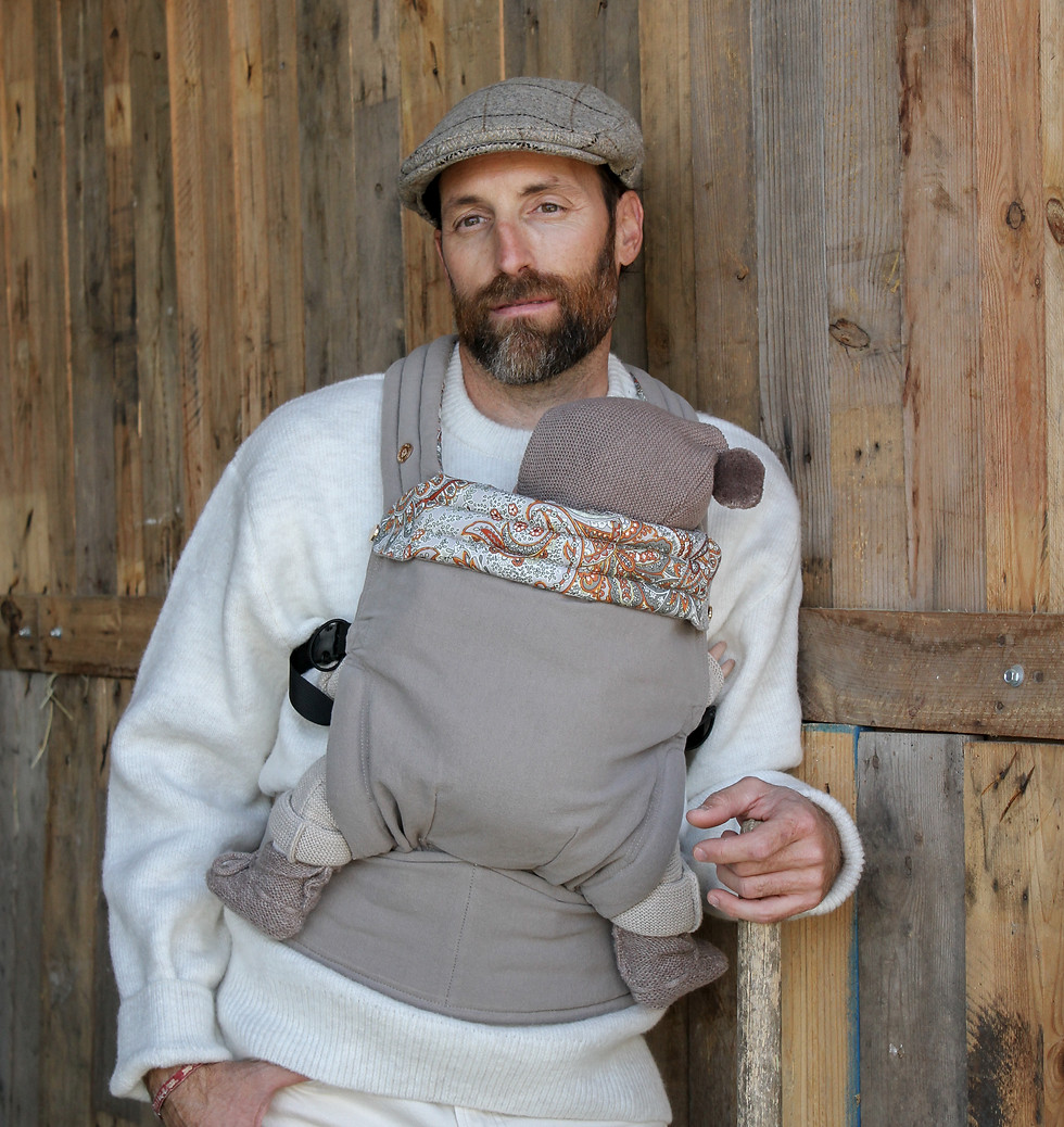 papa porteando a su bebé con portabebé YAXA