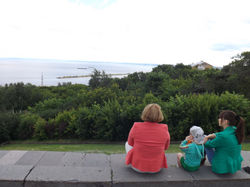 Эх, девченки! Если даже приплывет этот Грей.. как делить будете