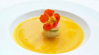 So kocht der Profi! Hokkaido-Kürbissuppe mit Jakobsmuschel-Lachstörtchen