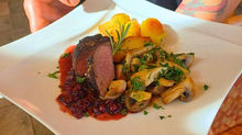 Zarte Medaillons aus der Hirschkalbskeule mit Rosmarinkartoffeln & fruchtiger Preiselbeer-Rotweinsauce