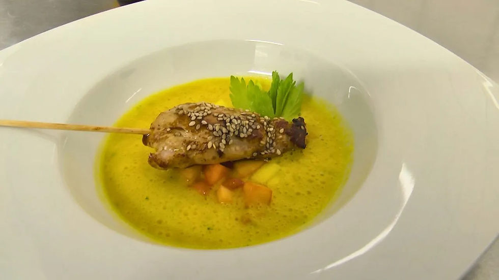 Kalte Mango-Gazpacho mit Sesam-Hähnchenspieß