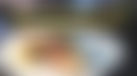 Tortelloni mit Käse-Tomatenfüllung, dazu Parmaschinken und frischer Spargel