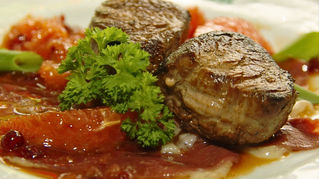 Wildgenuss vom Feinsten: Wildschwein-Medaillons an Gänsebrust Carpaccio u. karamellisierte Grapefruite
