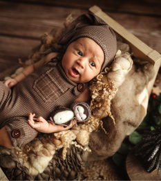 Novorozenecké focení. Focení miminek. Newborn focení. Frýdek-Místek. Ostrava. Havířov. Miminko v postýlce s rekvizitami. Certifikovaná fotografka miminek. Foceni miminek, rodinné focení s miminkem, newborn focení ostrava, foceni miminek doma.