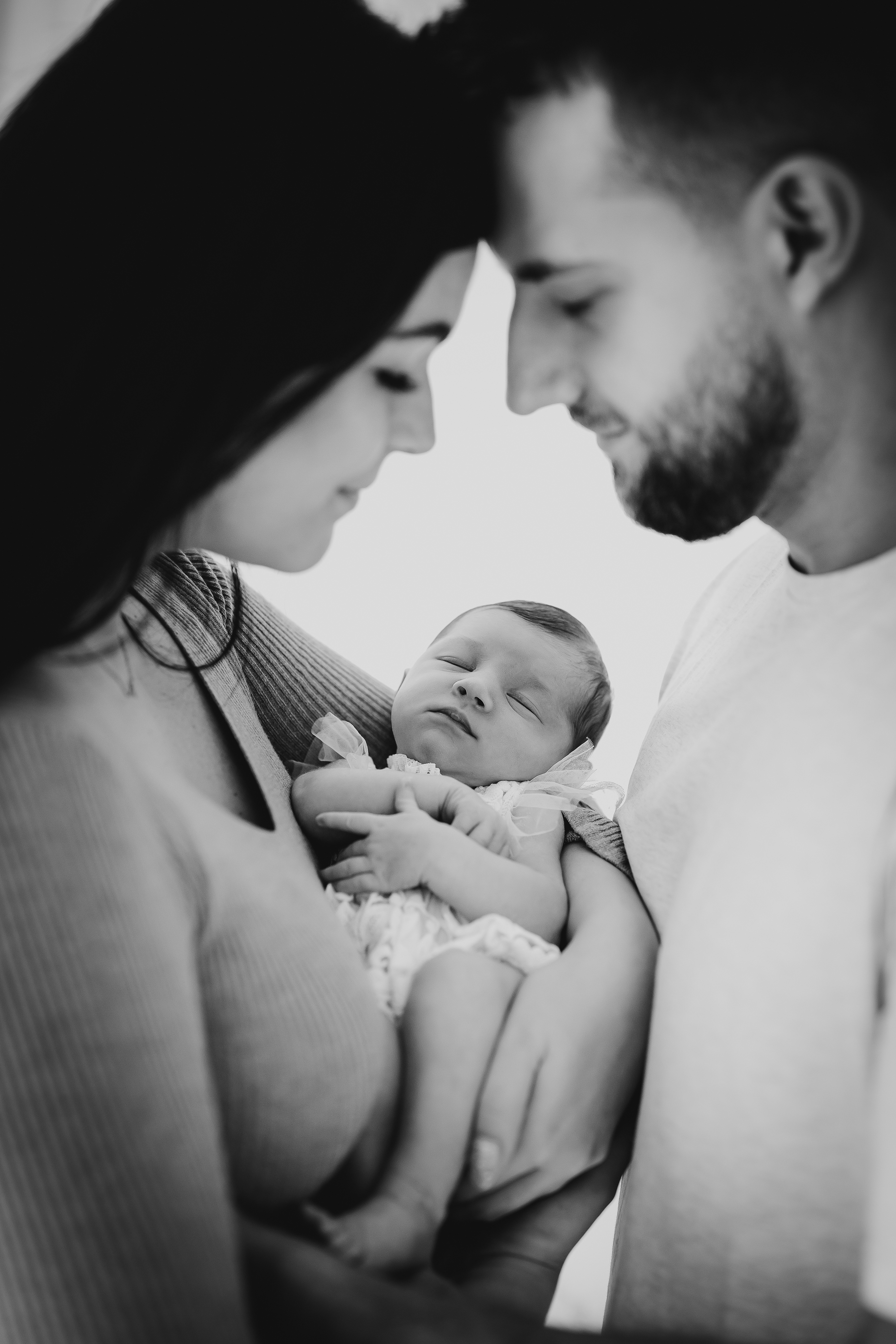 Focení miminek. Newborn focení. Rodinné focení s miminkem v ateliéru černobílá fotografie.