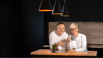 Business portrét páru v kuchyni v bílém oblečení