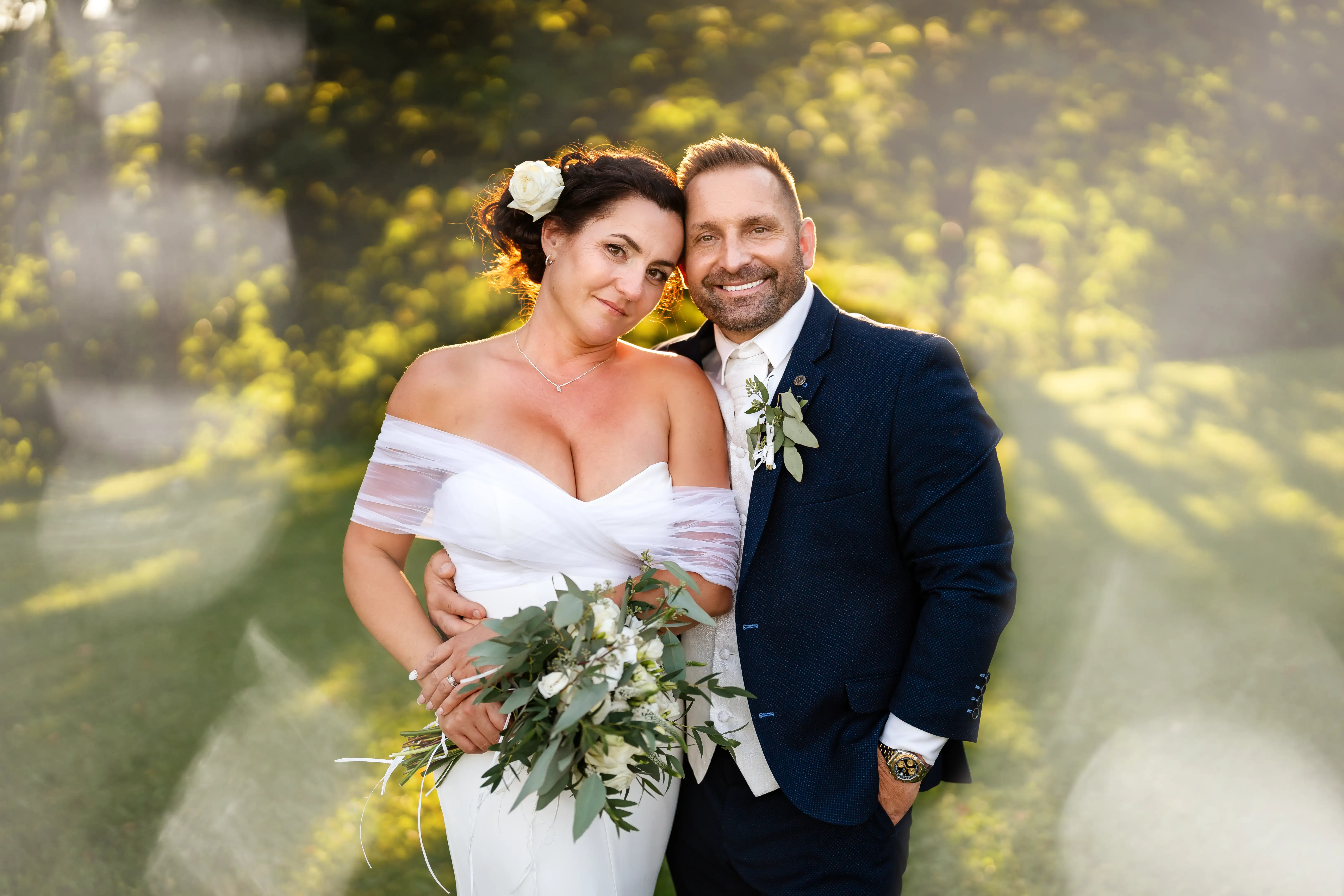 Romantická svatební fotografie novomanželů zalitá teplými odlesky slunce při západu. Kouzelná atmosféra zlaté hodinky podtrhuje jejich lásku a intimní okamžik. Svatební fotograf Ostrava, Moravskoslezský kraj. Svatební fotky plné emocí. Svatební fotografka.
