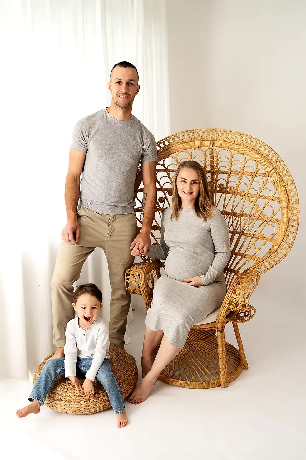 Těhotenské focení s partnerem a dětmi v ateliéru Ostrava.