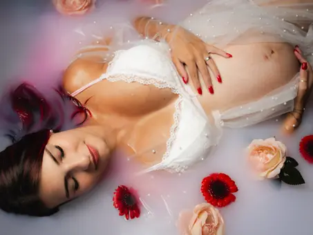 Těhotná žena v mléce, pořízeno v rámci těhotenského focení