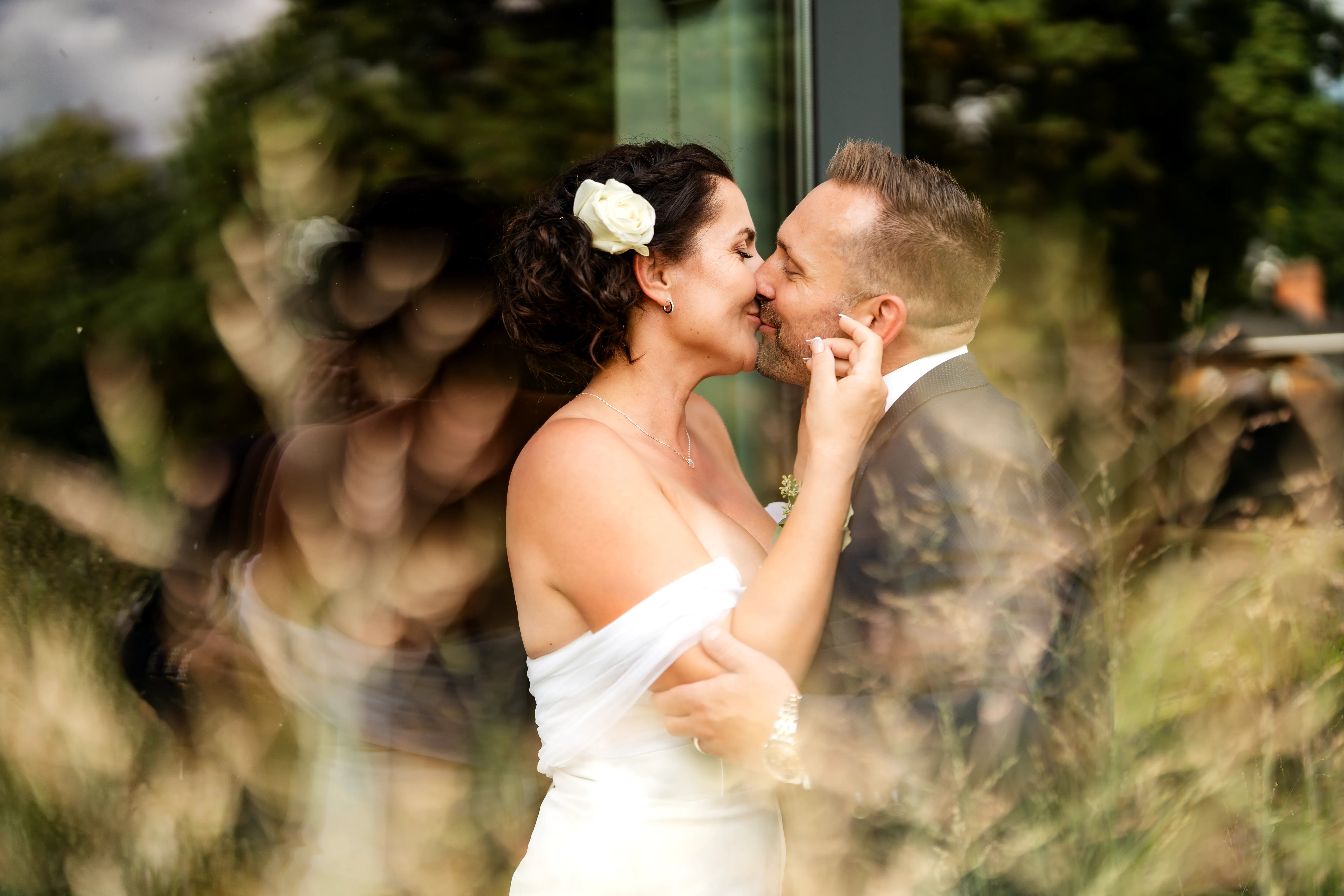 Romantické svatební focení novomanželů plné emocí a lásky. Přirozené svatební fotografie zachycující jedinečné okamžiky novomanželského štěstí. Svatební fotograf Ostrava, Moravskoslezský kraj. Svatební fotky s atmosférou. Svatební fotografka. Nová Polana